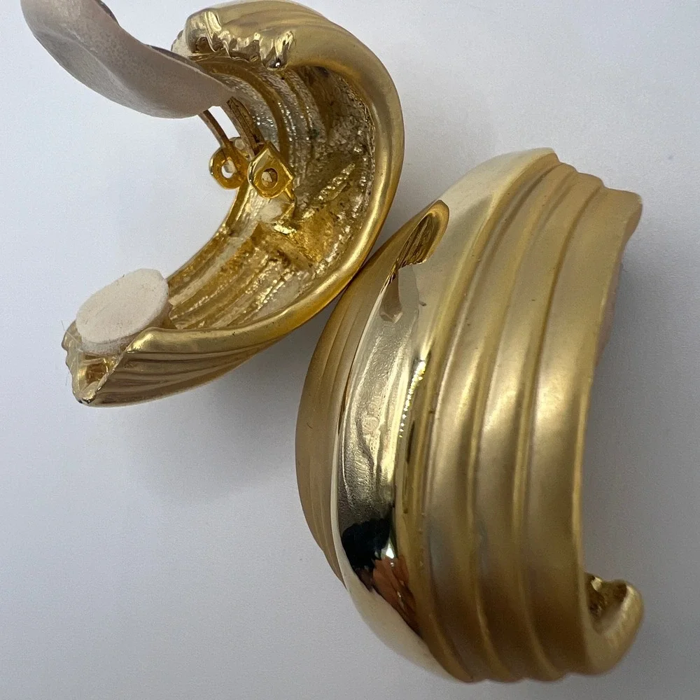 Vintage Gold Tone Ribbed Clip On Earrings Chunky Statement Hoops 1 Inch